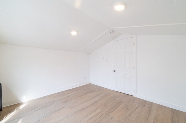 Building Photo - 426 W Peach St