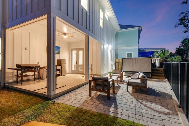 Building Photo - 223 E Lakeshore Dr