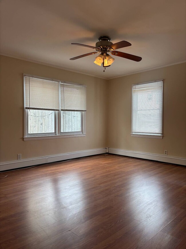 Building Photo - 627 W Park Ave