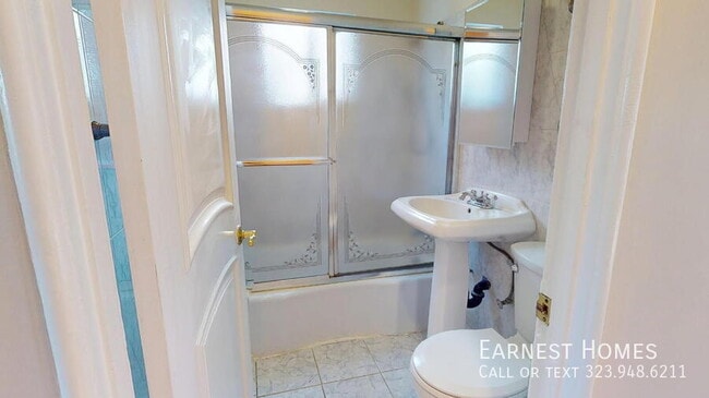 Building Photo - 517 E Chestnut St