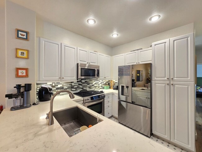 Building Photo - Beautiful Upgraded 2 Bedroom 2 Bathroom Townhouse in Gated Community – Santa Clarita