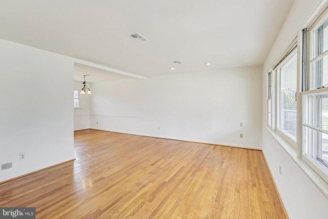 Building Photo - 1208 Pinewood Dr