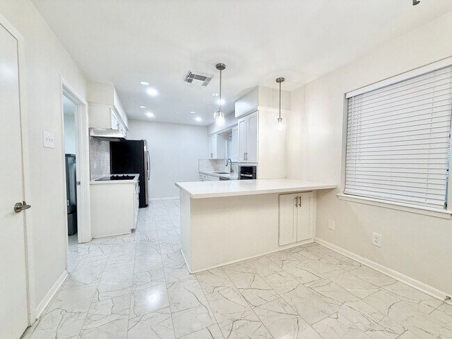 Building Photo - Elegant 3/2/2 home in Maplewood near Meyer...