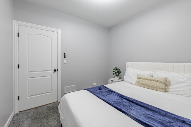 Building Photo - 4634 S Langley Ave