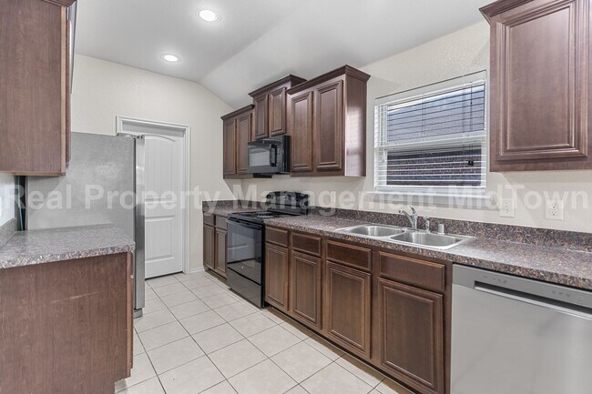 Building Photo - 2035 Karsen Ln