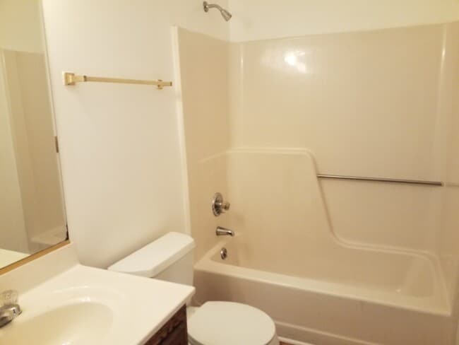 Building Photo - VISTA COURT!  2 Bedrooms/Lower Level Bonus...