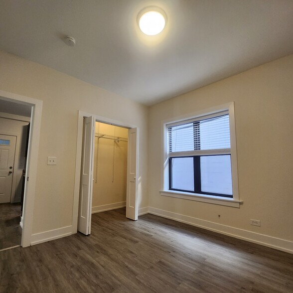 Building Photo - 822 W Waveland Ave