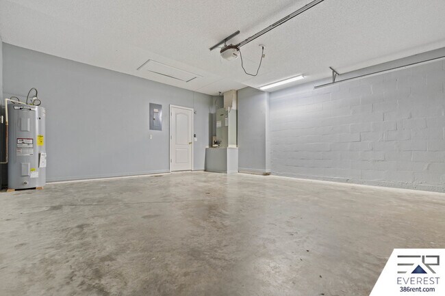 Building Photo - 16 Pinelynn Dr