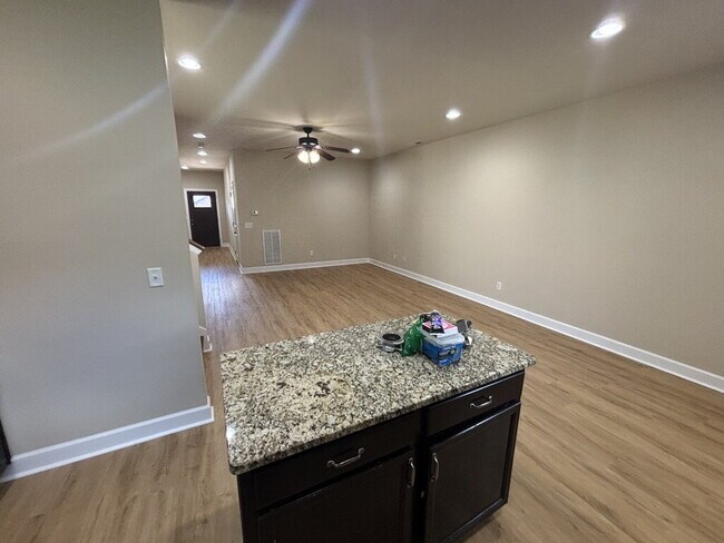 Building Photo - Spacious 3-Bed 2.5 Bath Townhome for Rent in Algood
