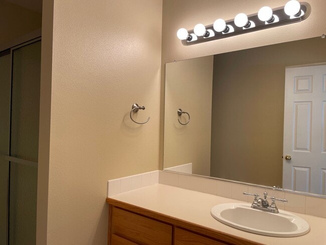 Building Photo - Beautiful and Well Maintained 2 Bed and 2....