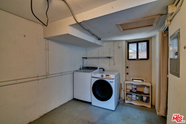 Building Photo - 127 Abalone Ave