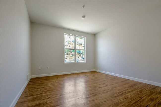 Building Photo - Candlestick Point - 2 BR, 2 BA Condo 1,166...