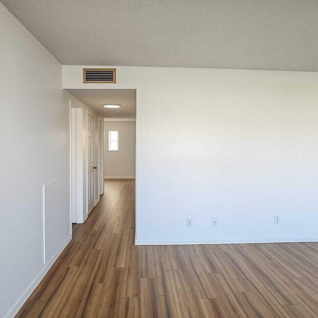 Building Photo - 227 Castlewood Dr
