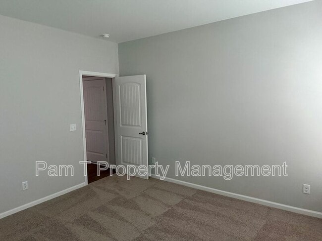 Building Photo - 400 Airways Ave