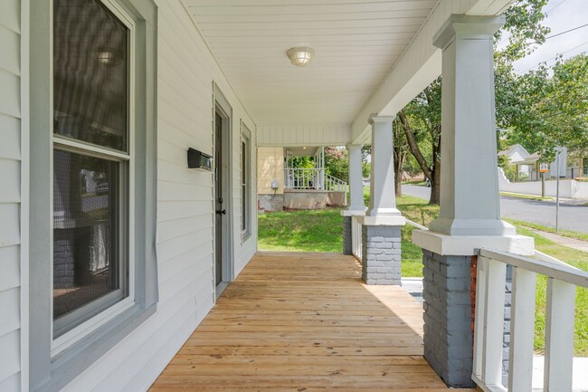 Building Photo - Cute home located in Greensboro