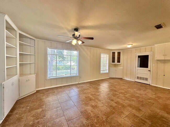 Building Photo - Spacious 3 bedroom 2 bathroom home in Tyler!