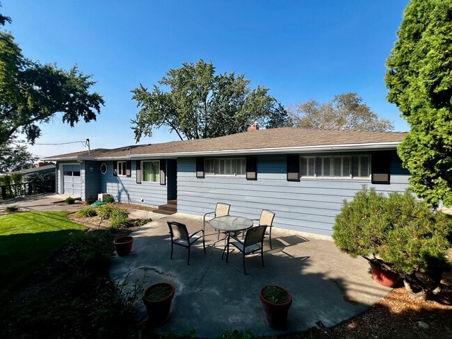 Building Photo - Beautiful North Hill Home Near Vincent Park!