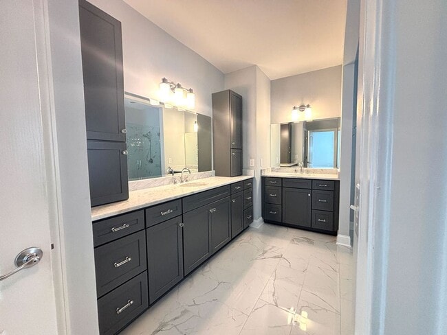 Building Photo - Available 1/15. Beautiful Remodeled 5 BR/4 BA Home in Park West!