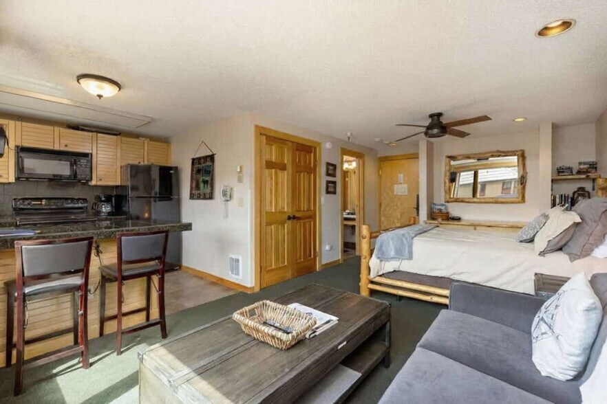 Building Photo - 535 South Park Avenue