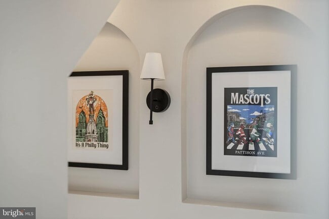 Building Photo - 526 E Thompson St