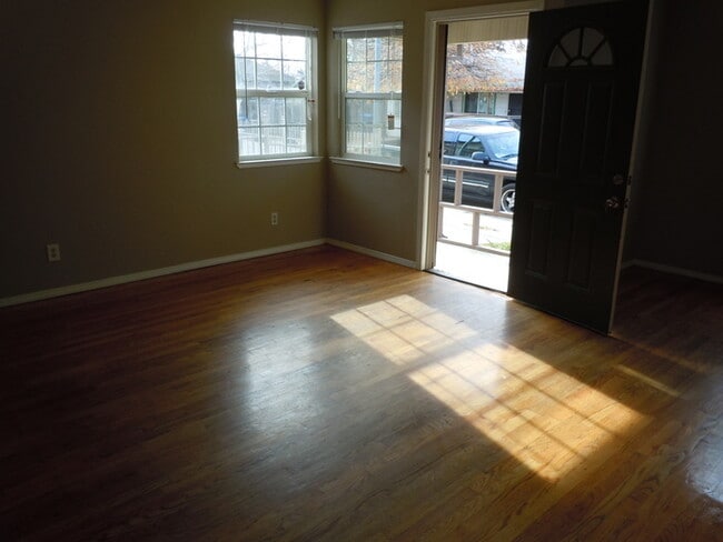 Building Photo - Beautiful 2BR/1BA Home with Hardwood Floors & Garage