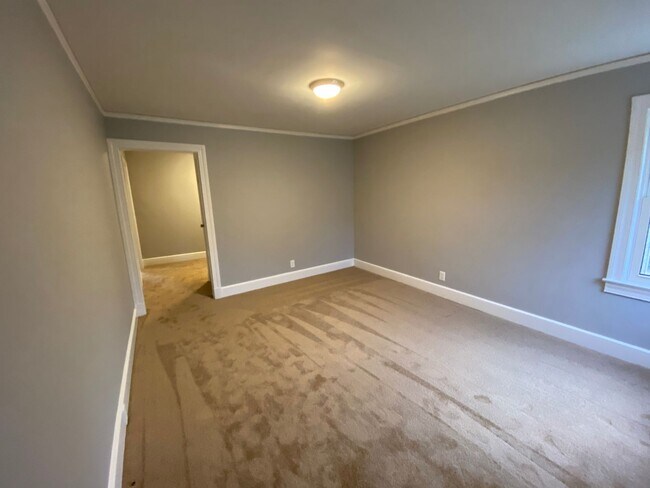 Building Photo - 3 Bedroom 1 bath in Burlington, COMING SOON!