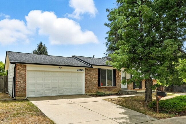 Building Photo - Spacious Tri-Level Home on Corner Lot – Av...
