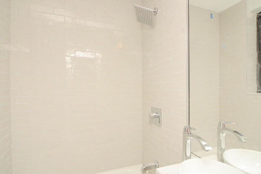 Building Photo - 510 W Belmont Ave