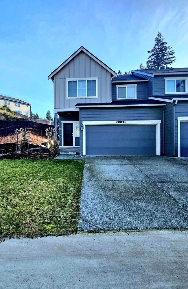 Building Photo - Immaculate and spacious 3 bed townhouse in convenient CK location