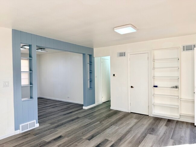 Building Photo - 308 S Division St