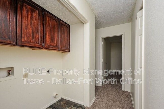 Building Photo - 7525 Windhaven Rd