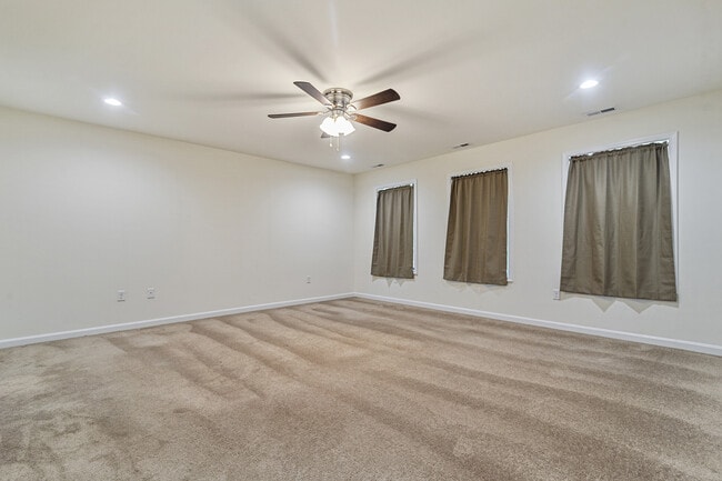 Building Photo - 164 River Cliff Cir