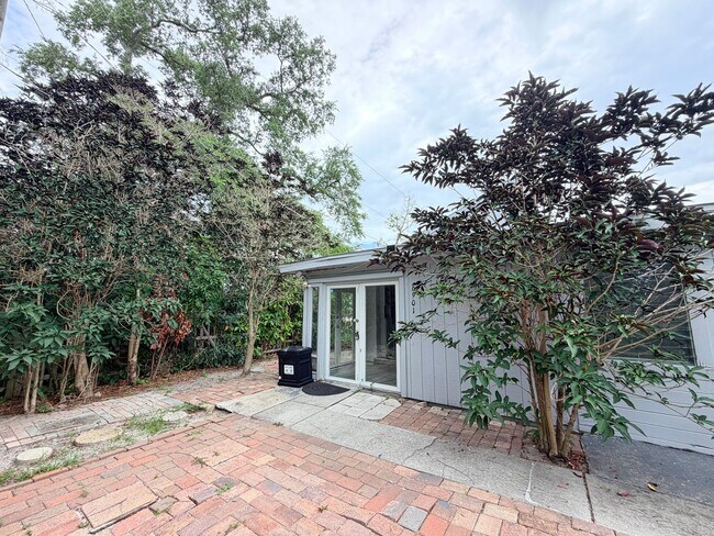 Building Photo - Available Now! 2 Bed, 1 Bath Duplex