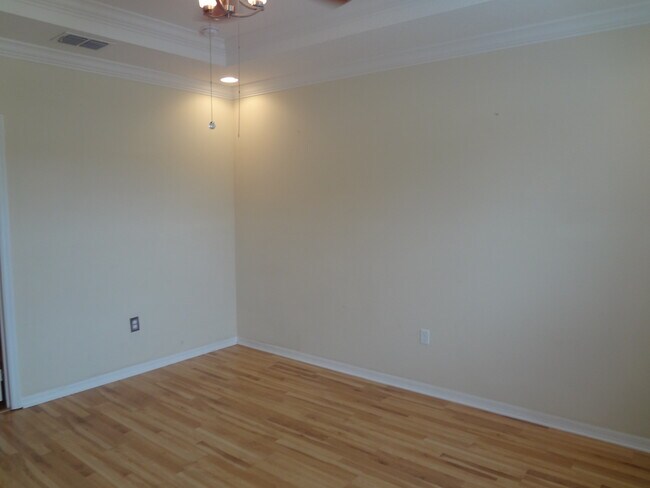 Building Photo - Beautiful 3BR Home in Mallory Square, Lawn Care Included