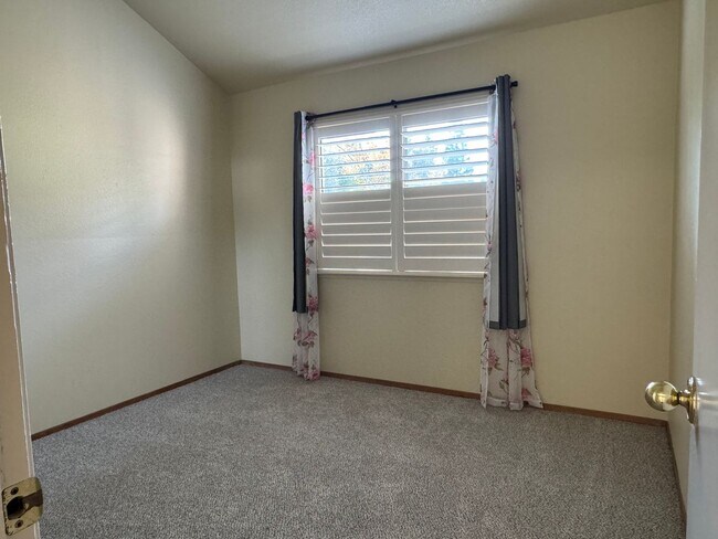 Building Photo - Roseville home with new carpet, paint, & shutters. Landscaper included!
