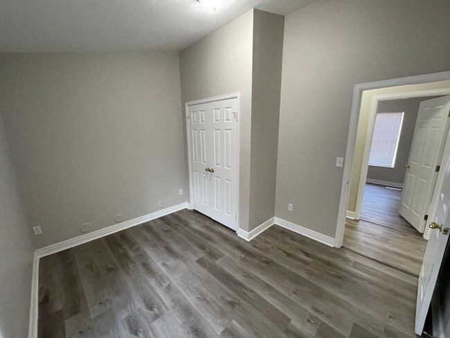 Building Photo - 50% Discount on Security Deposit! 4 Bedroo...