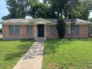 Building Photo - 1343 N 66th St