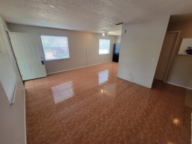 Building Photo - 3135 Pine Tree Ave