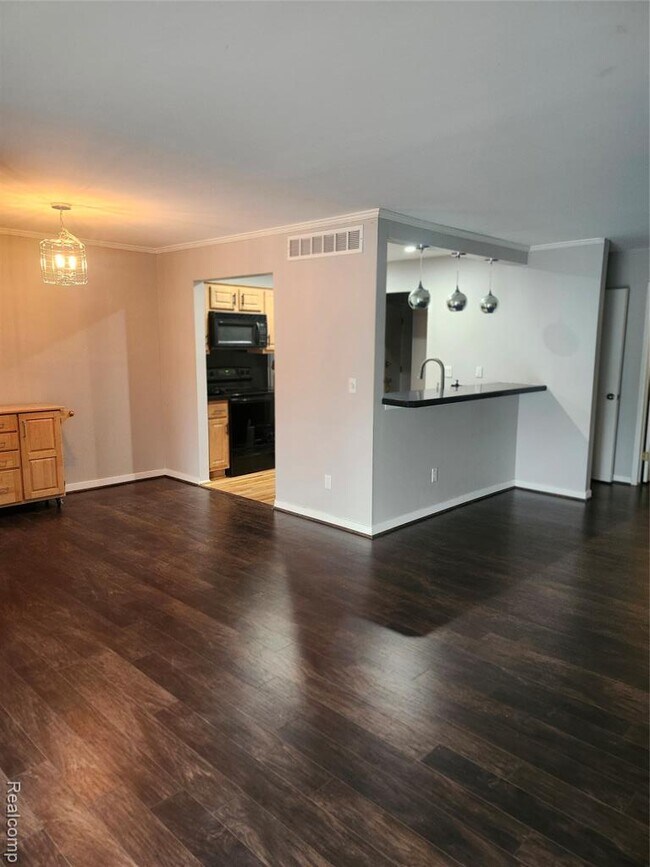 Building Photo - 1549 S Hill Blvd