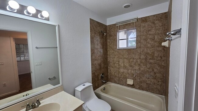 Building Photo - 2022 Island Dr