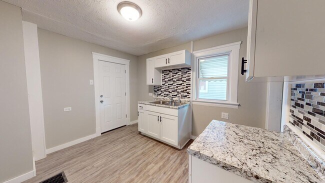Building Photo - 3 Bed / 1 Bath in Cleveland!
