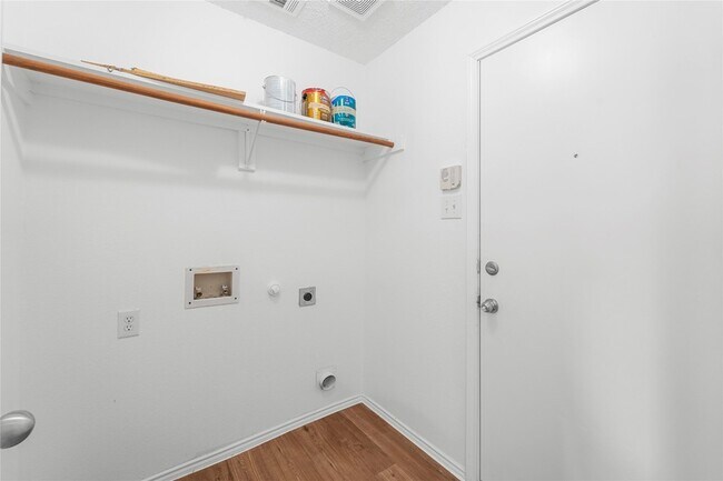 Building Photo - 9825 Tyler Dr