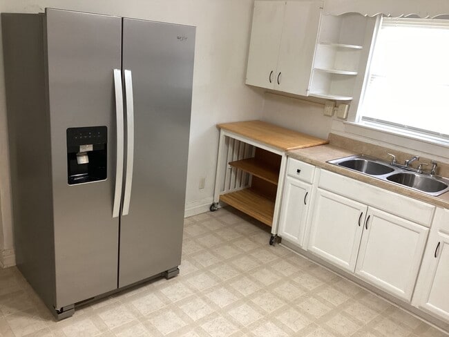 Building Photo - Charming House in the Country