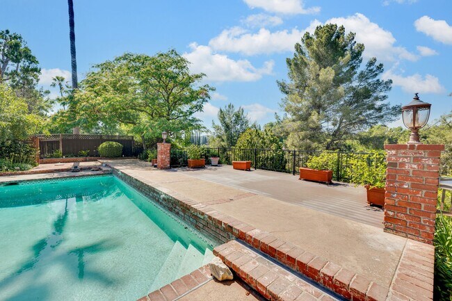 Building Photo - Perfect Entertaining Family Home with Larg...