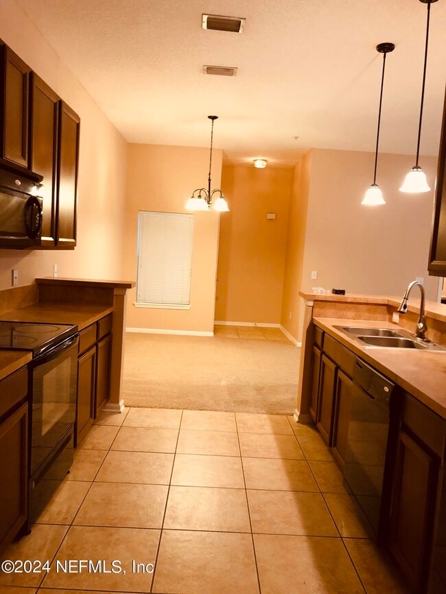 Building Photo - 7053 Snowy Canyon Dr