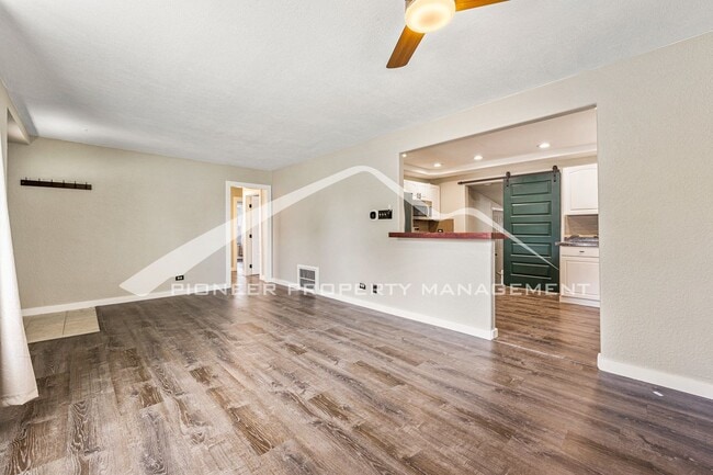 Building Photo - Charming single family home with fully fenced yard
