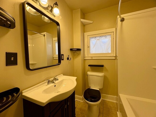 Building Photo - 3 Bedroom 1 Bathroom in Harrisburg!