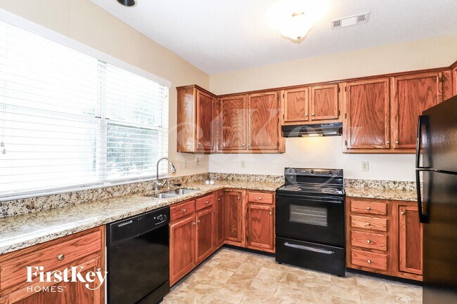 Building Photo - 700 Walnut Woods Cove S