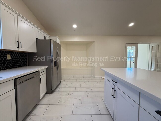 Building Photo - 6502 E Grandview Dr