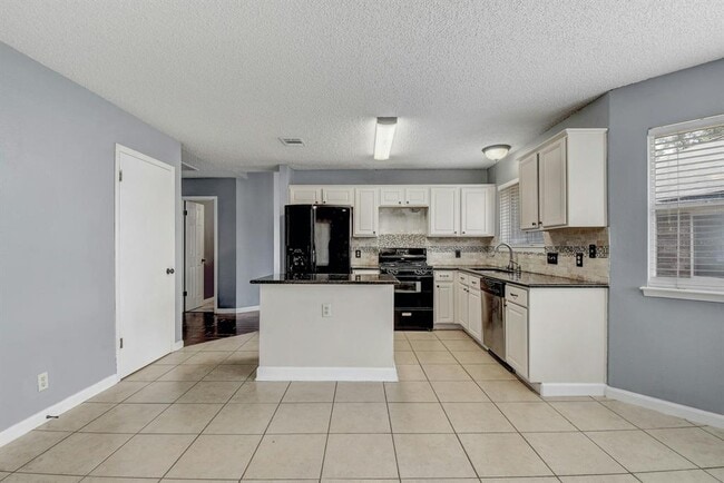 Building Photo - 16908 Ardisia Dr